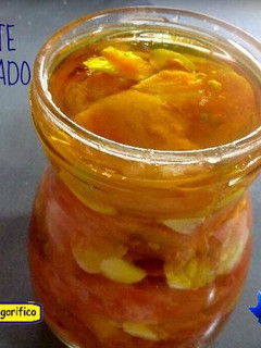 Una foto de Tomate macerado con ajos morados