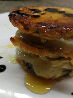 Una foto de Tapa de queso de cabra y berenjena