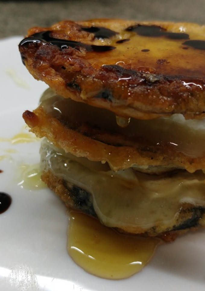 Una foto de Tapa de queso de cabra y berenjena