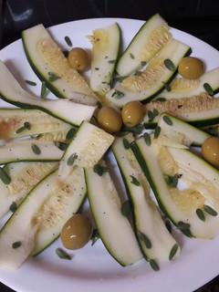 Una foto de Aperitivo vegano de boquerones de calabacín