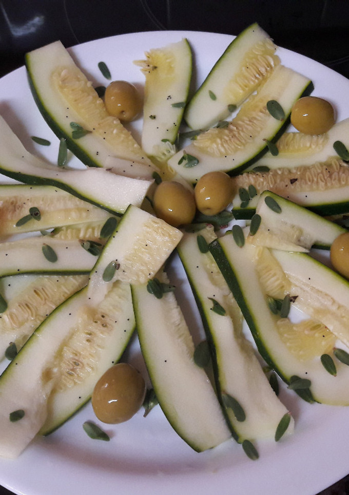 Una foto de Aperitivo vegano de boquerones de calabacín