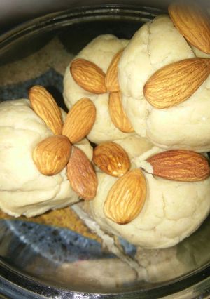 मावा लड्डू (mawa ladoo recipe in Hindi) रेसिपी मुख्य फोटो