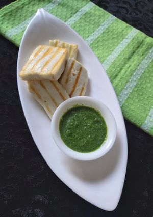 A picture of Grilled Paneer with Pudina Chutney.