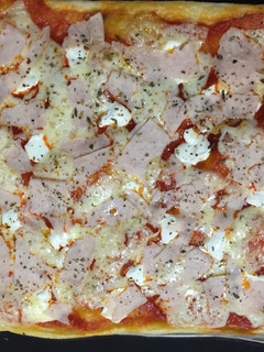 Una foto de Pizza de hojaldre con pavo y quesos