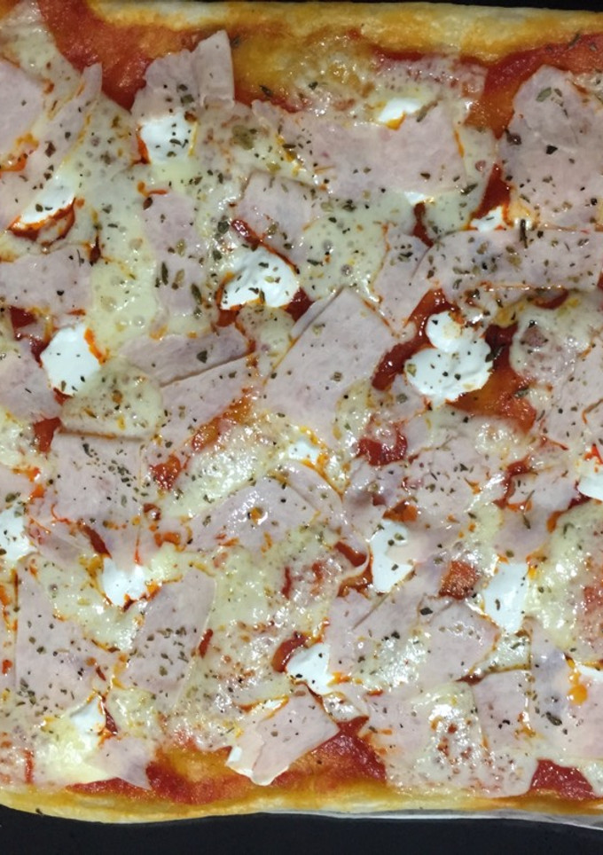 Una foto de Pizza de hojaldre con pavo y quesos