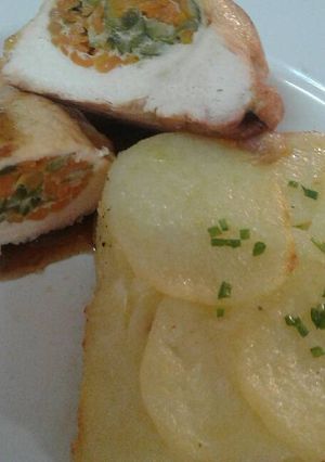 Una foto de Supremas rellenas en salsa de miel y curry con milhojas de papa