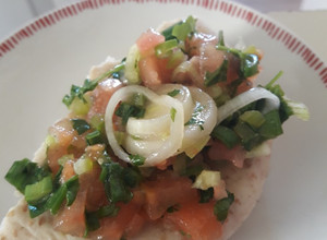 Una foto de Pebre con cebollín