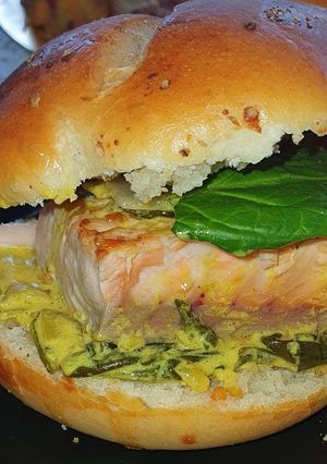 Une photo de Burger saumon épinard sauce parmesan et tomate cerise