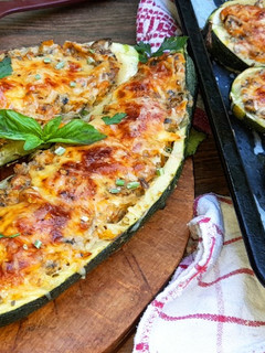 Gombával- és zöldségekkel töltött cukkini 🥒 recept fotója