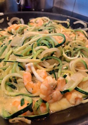 Une photo de Spaghetti de courgette aux crevettes