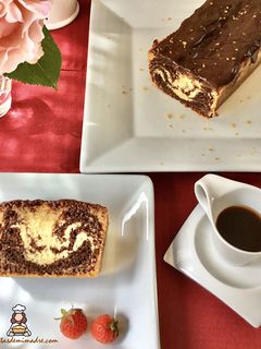 Una foto de Bizcocho cuatro cuartos marmolado