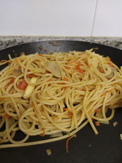 Una foto de 🍝 Spaghetti con verduras y champiñones