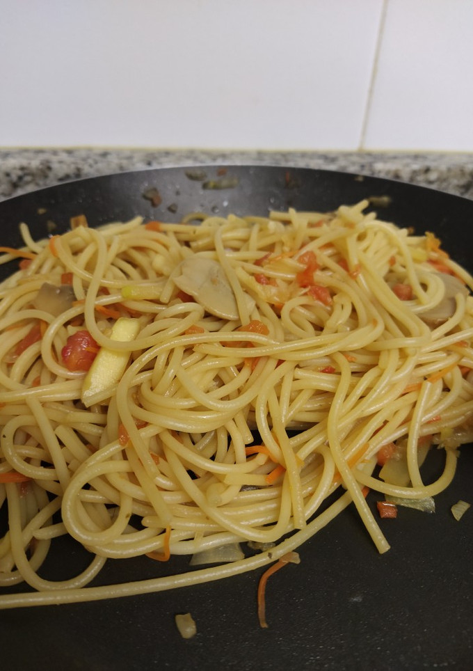Una foto de 🍝 Spaghetti con verduras y champiñones