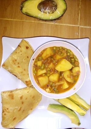 A picture of Potato and pea curry.