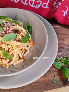 Una foto de Pasta a la italiana, con salsa de tomate y queso. Tagliatelle Fresco