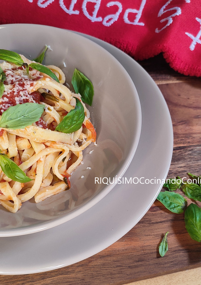Una foto de Pasta a la italiana, con salsa de tomate y queso. Tagliatelle Fresco