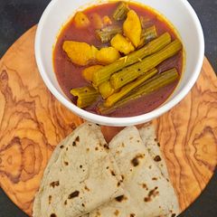 A picture of Aloo drumstick ki sabji.