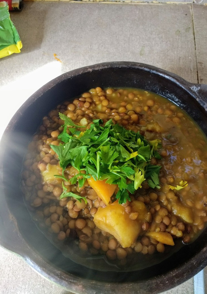 Una foto de Guiso de Lentejas (con perejil DeLaHuerta y salsa casera)