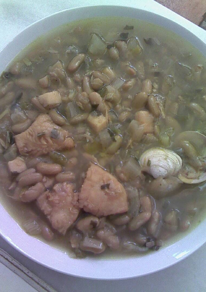 Una foto de Alubias verdinas con merluza y almejas