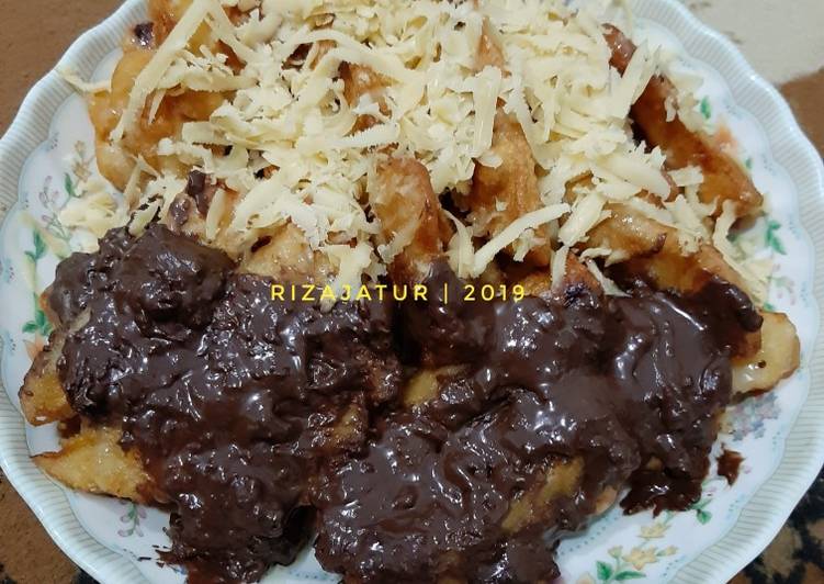 Piscoju (pisang coklat keju) krispi