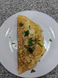 Omelette con hotdog y cebolla