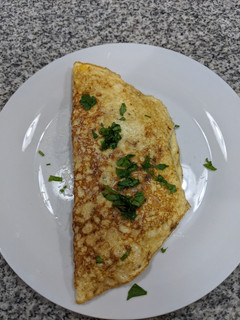 Una foto de Omelette con hotdog y cebolla