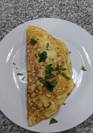 Una foto de Omelette con hotdog y cebolla