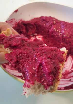 Una foto de Hummus de remolacha 🫜