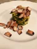 Tentacoli di totano grigliati su spaghetti di zucchina marinati
