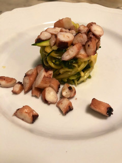Foto di Tentacoli di totano grigliati su spaghetti di zucchina marinati