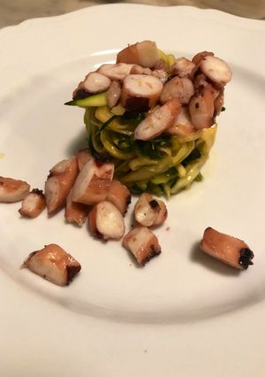 Foto di Tentacoli di totano grigliati su spaghetti di zucchina marinati