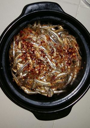 Hình của món Cá cơm kho rim.