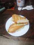 Super bocadillo de lomo adobado con verduras, queso y mayonesa