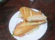 Una foto de bocadillo lomo adobo