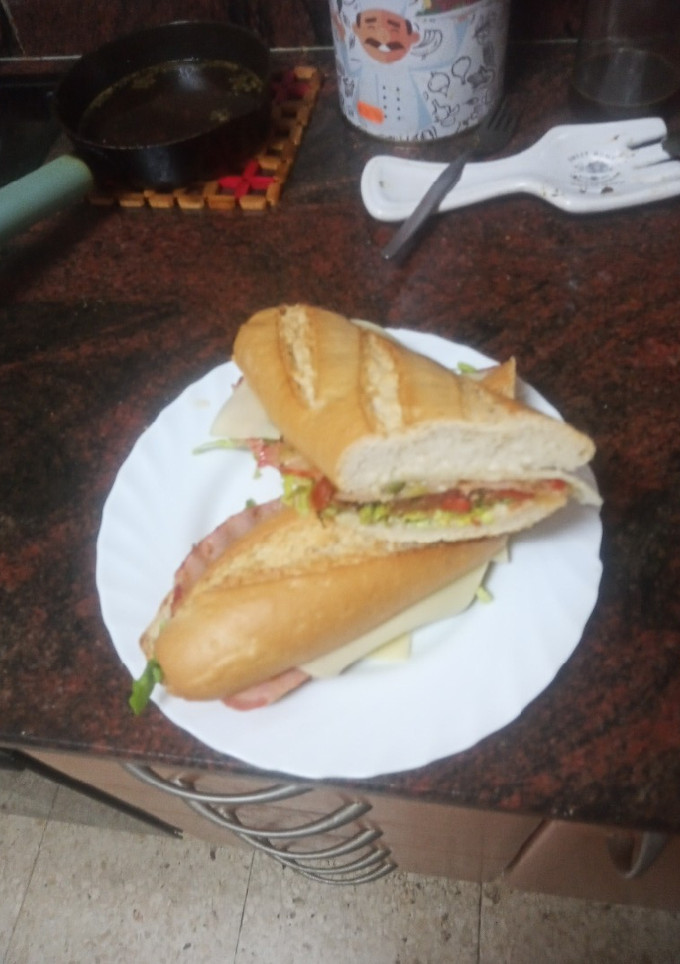 Una foto de Super bocadillo de lomo adobado con verduras, queso y mayonesa