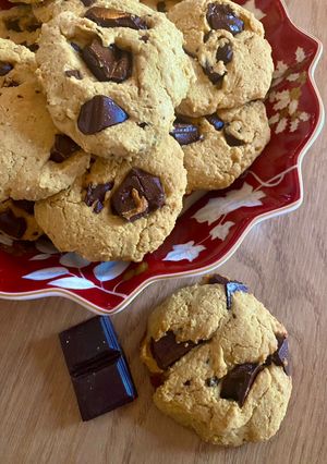 Une photo de Cookies à la poudre d’amande et à la purée de pommes au chocolat noir