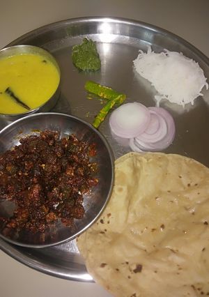 કઢી અને ભીંડા નુ શાક(kadhi and bhinda saak recipe in Gujarati) રેસીપી મુખ્ય ફોટો