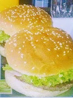 Una foto de Sándwich de hamburguesas caseras para reuniones o fiestas