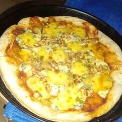 Una foto de 13. pizza casera semi integral muy fácil y rápida 🍕 sabor apio-roque-nuez