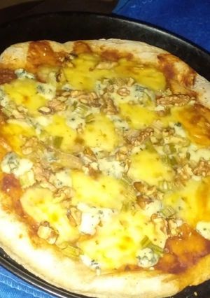 Una foto de 13. pizza casera semi integral muy fácil y rápida 🍕 sabor apio-roque-nuez