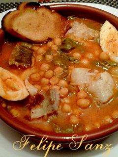 Una foto de Potaje de garbanzos, bacalao y acelgas