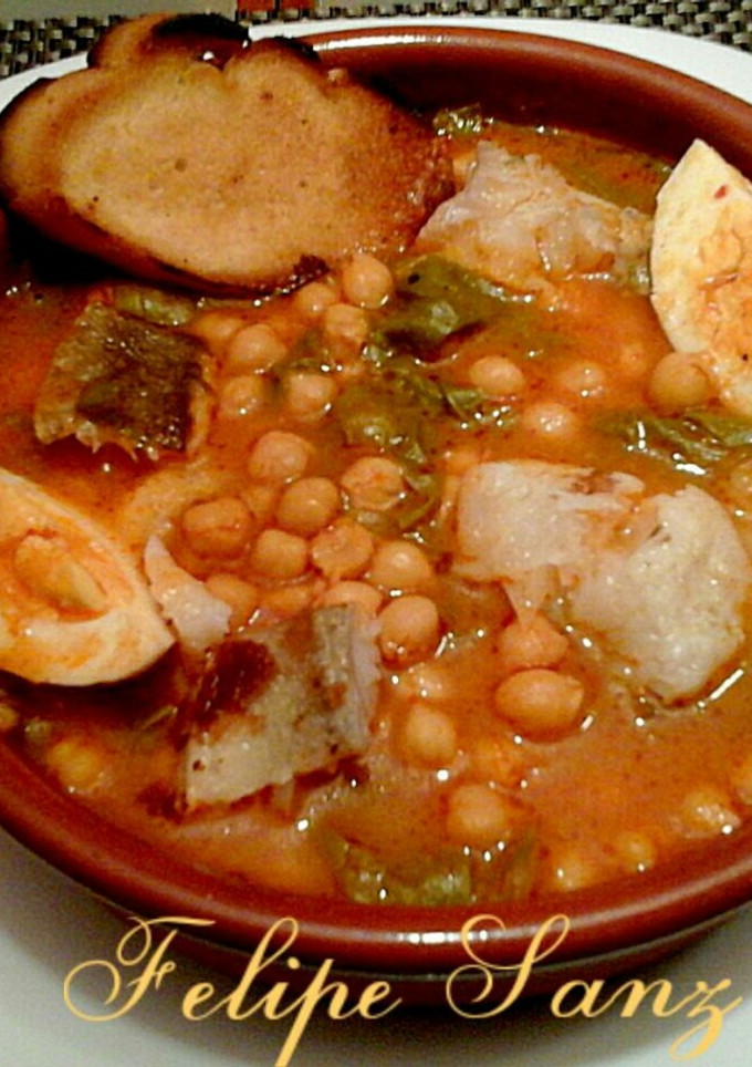 Una foto de Potaje de garbanzos, bacalao y acelgas