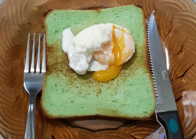 Toast bread with poached egg