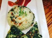 Una foto de omelette espinaca zanahoria