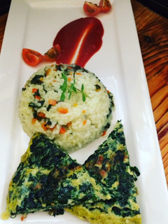 Una foto de Omellete de espinaca acompañado con arroz y espinaca