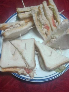 Una foto de Cena con Sandwish de pollo con ensalada