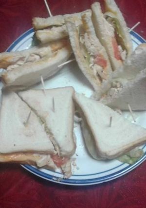Una foto de Cena con Sandwish de pollo con ensalada