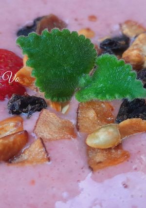 Hình của món Smoothie dâu tây granola.