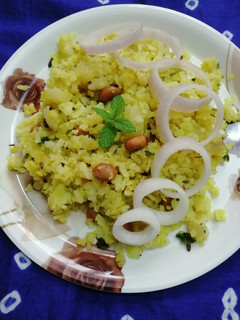 कांदा पोहा (Kanda poha recipe in Hindi) रेसिपी मुख्य फोटो