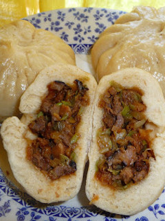 Una foto de Nikuman, bollos rellenos de cerdo al vapor